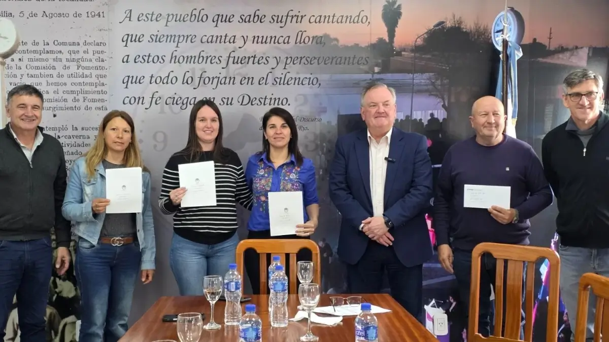Felipe Michlig encabeza la entrega de aportes provinciales a representantes de Hersilia y otras localidades del departamento San Cristóbal.