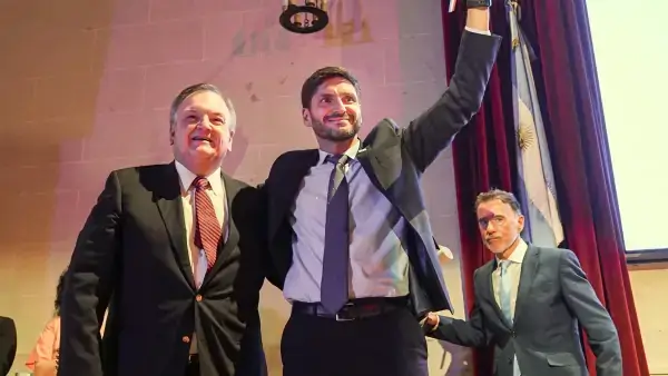 Felipe Michlig junto al gobernador Maximiliano Pullaro en el contexto del escenario político de Santa Fe rumbo a las elecciones de 2027.