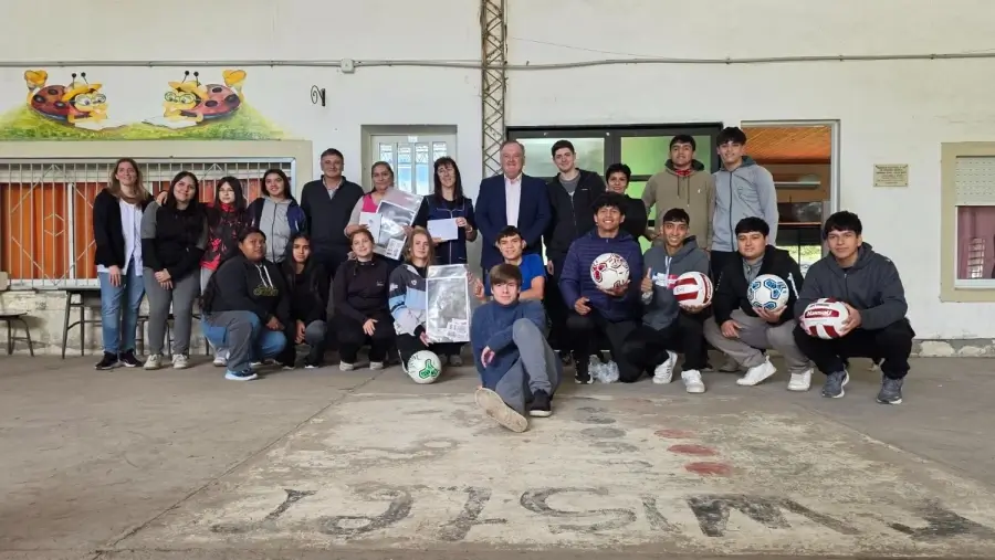Felipe Michlig y autoridades visitan instituciones educativas de La Rubia junto a docentes y estudiantes