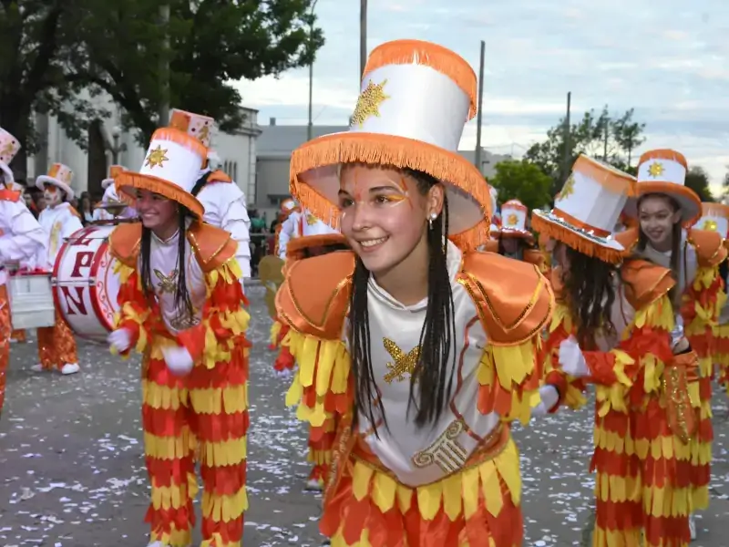 Estudiantes lucen sus vestuarios y propuestas artísticas durante el desfile de murgas de Avellaneda.