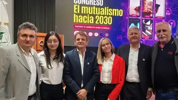 Autoridades de Mutual Romang y representantes del mutualismo santafesino durante el Congreso El mutualismo hacia el 2030 en Santa Fe.