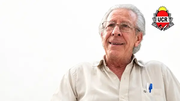 Néstor Della Rosa, dirigente de la Unión Cívica Radical, junto al escudo de la UCR