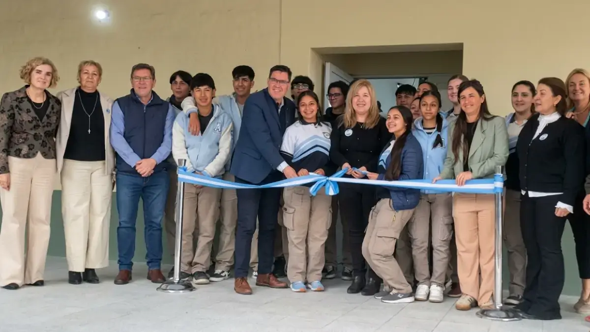 Autoridades participan del corte de cintas durante la inauguración de nuevas aulas en escuelas de San Justo, Santa Fe.