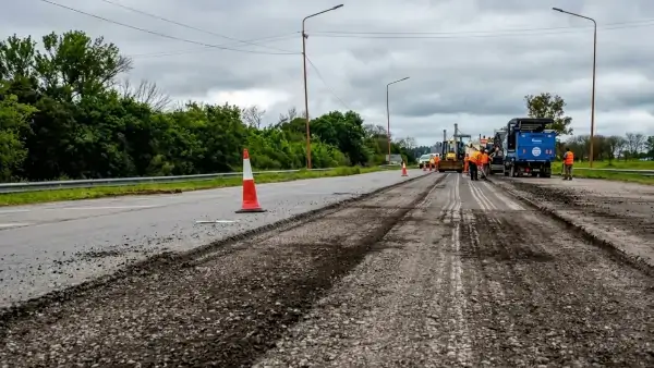 Trabajos de reparación y mantenimiento en la Ruta Nacional 11, en Santa Fe.