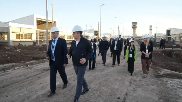 Pablo Cococcioni junto a fiscales durante la recorrida por las obras de la nueva cárcel de Piñero