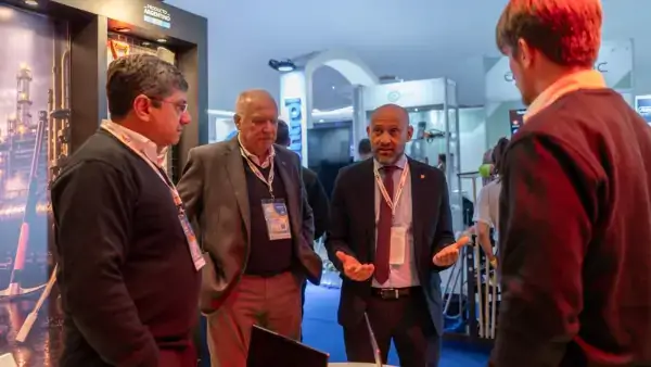 Gustavo Puccini dialoga con empresarios santafesinos durante la exposición Oil & Gas en Neuquén.