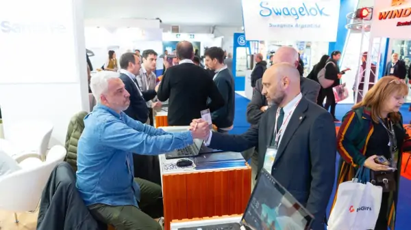 Gustavo Puccini recorre la Argentina Oil & Gas Expo Patagonia 2026 en Neuquén, donde Santa Fe presenta su oferta industrial para Vaca Muerta.