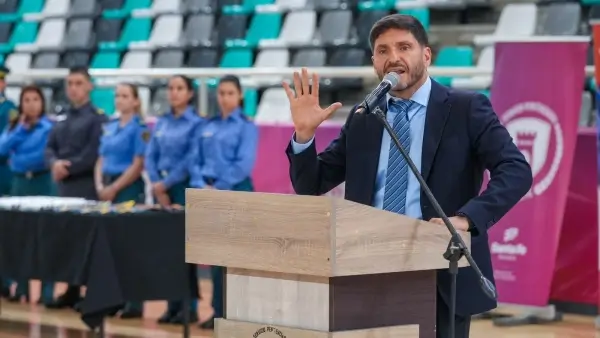 Maximiliano Pullaro durante el acto de ascenso de agentes del Servicio Penitenciario de Santa Fe en el Estadio Invencible.