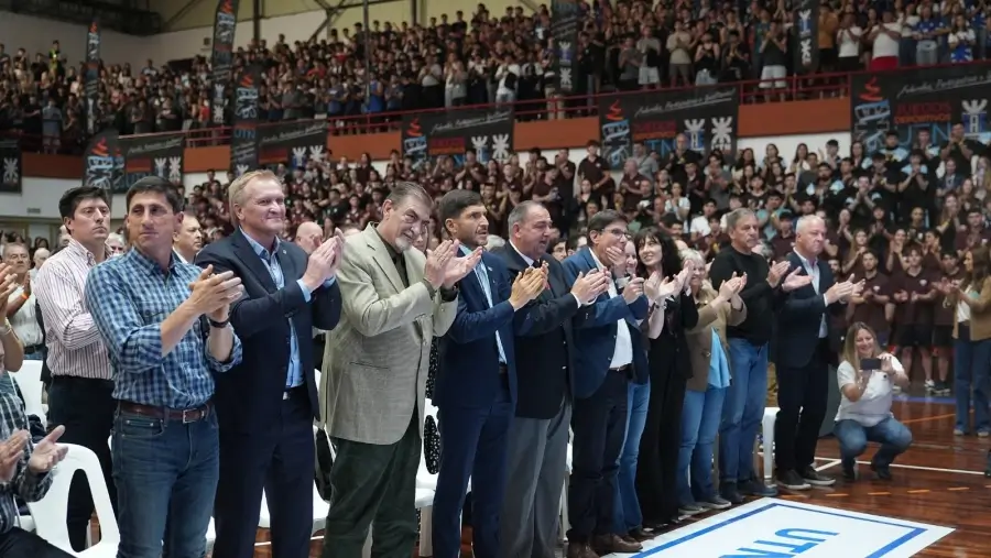 Pullaro junto a autoridades de la UTN durante la apertura de los Juegos Deportivos en Santa Fe