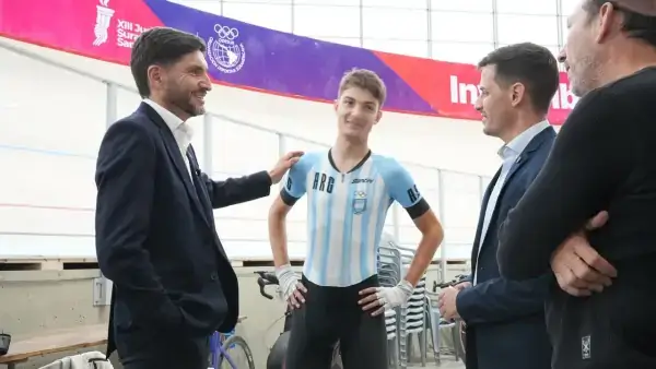 Maximiliano Pullaro conversa con ciclistas durante la presentación del Campeonato Argentino de Ciclismo en Pista en Rafaela.
