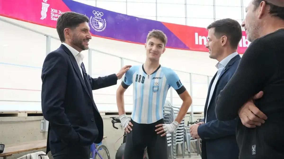 Maximiliano Pullaro conversa con ciclistas durante la presentación del Campeonato Argentino de Ciclismo en Pista en Rafaela.