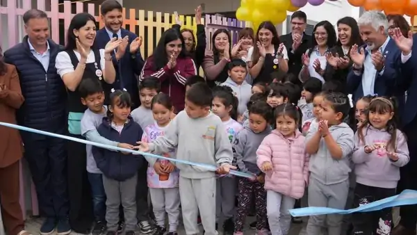 Maximiliano Pullaro y autoridades participan del corte de cintas durante la inauguración del nuevo Jardín de Infantes del barrio San Cayetano en Villa Constitución.