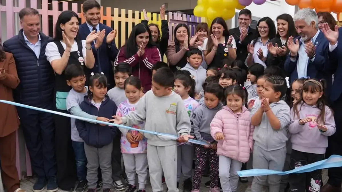 Maximiliano Pullaro y autoridades participan del corte de cintas durante la inauguración del nuevo Jardín de Infantes del barrio San Cayetano en Villa Constitución.