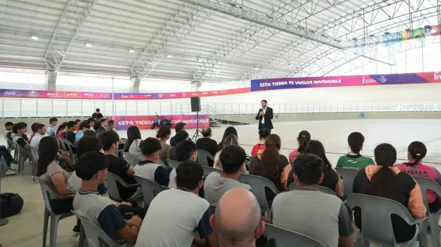 El gobernador Maximiliano Pullaro brinda un mensaje durante el lanzamiento del Campeonato Argentino de Ciclismo en Pista.