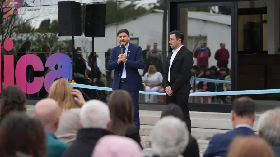Maximiliano Pullaro brinda un discurso durante la inauguración de obras públicas en Santa Fe