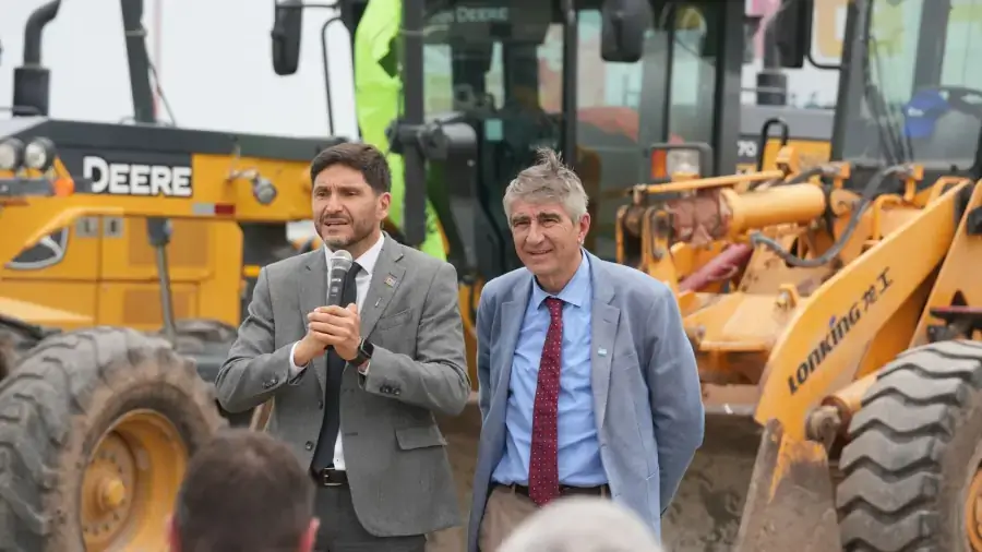El gobernador Maximiliano Pullaro brinda un mensaje durante el acto de inauguración de obras viales en el departamento San Justo.