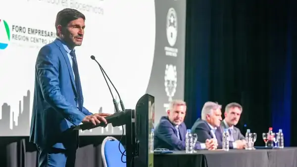 Maximiliano Pullaro expone sobre producción, empleo y desarrollo de la Región Centro en Paraná.