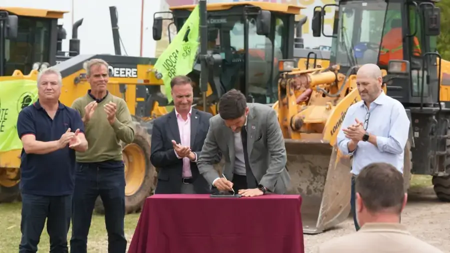 Maximiliano Pullaro firma el acta de inicio de la reconstrucción de la Ruta Provincial 39 en Gobernador Crespo.