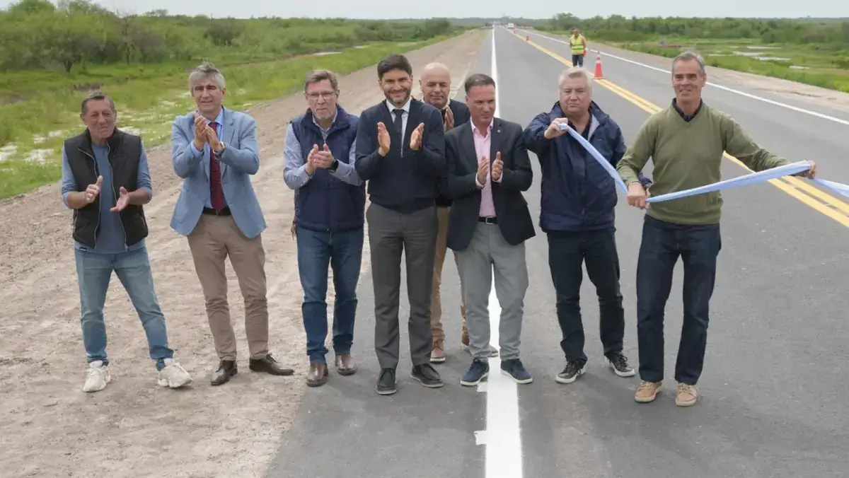 Maximiliano Pullaro participa del corte de cintas por la inauguración de obras viales en los puentes sobre el río Salado.