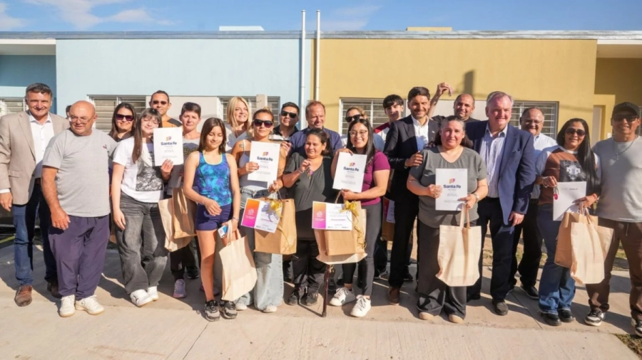 Pullaro, Michlig y autoridades junto a beneficiarios de las nuevas viviendas de Ceres