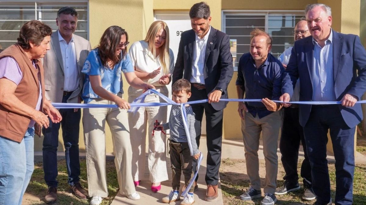 Pullaro, Michlig y Dupouy durante el corte de cintas por la inauguración de 20 viviendas en Ceres