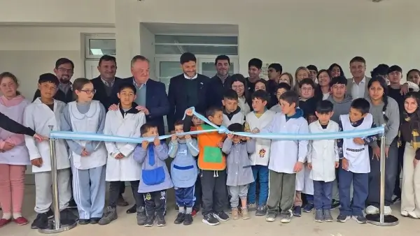 Maximiliano Pullaro y Felipe Michlig participan del corte de cintas por la inauguración de un aula en Constanza.