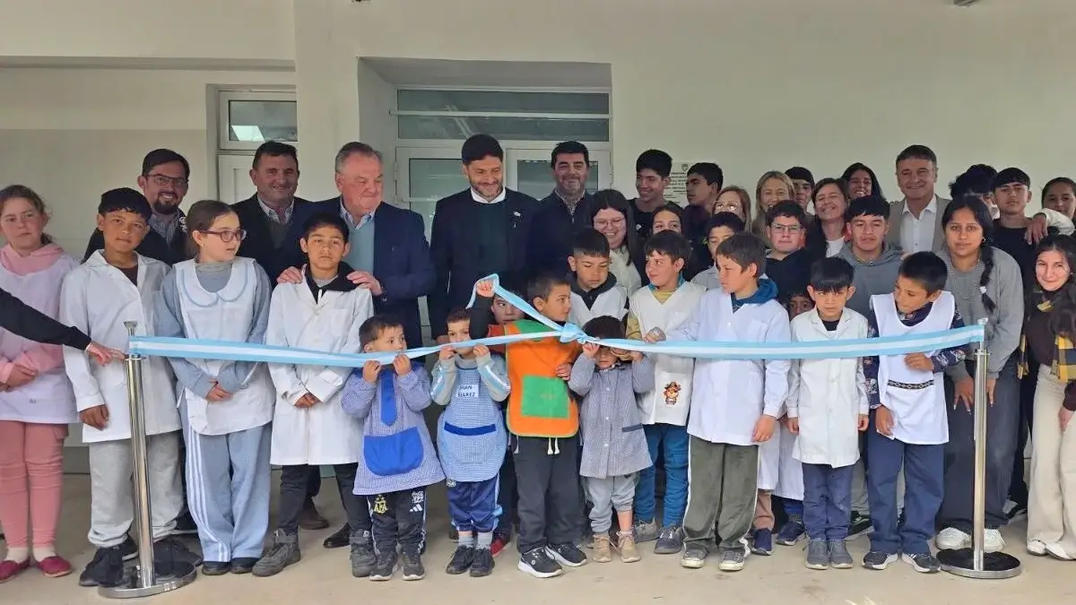 Maximiliano Pullaro y Felipe Michlig participan del corte de cintas por la inauguración de un aula en Constanza.