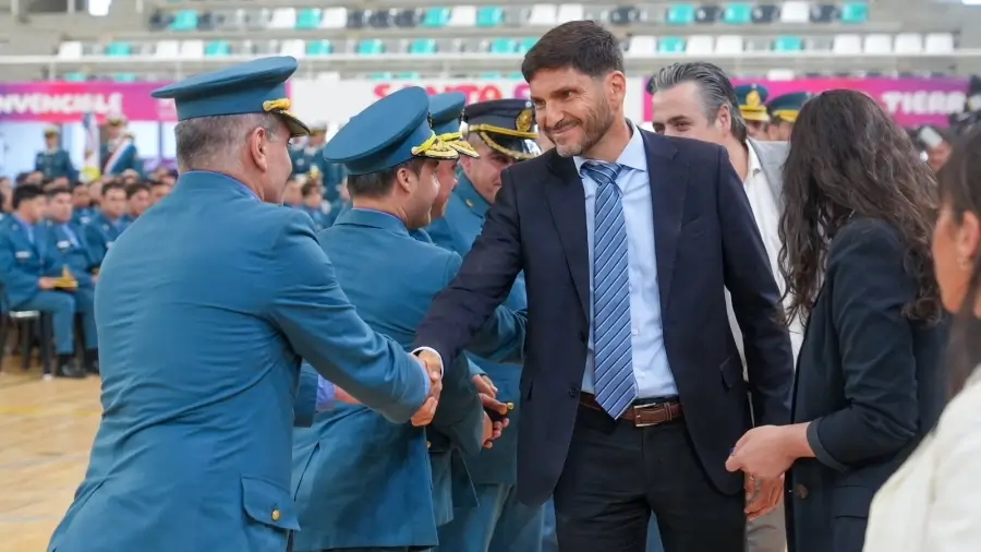 Maximiliano Pullaro saluda a integrantes del Servicio Penitenciario durante la ceremonia de ascensos en Santa Fe.