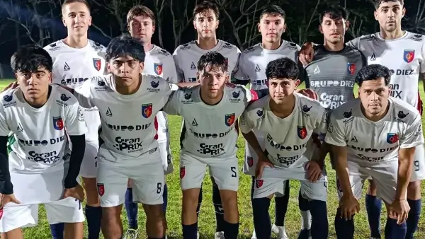 Equipo de Reconquista CF posando en la victoria por 3-2 ante Matienzo en los cuartos de final de la Liga Reconquistense.