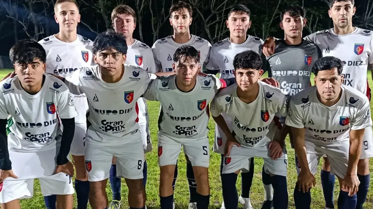 Equipo de Reconquista CF posando en la victoria por 3-2 ante Matienzo en los cuartos de final de la Liga Reconquistense.