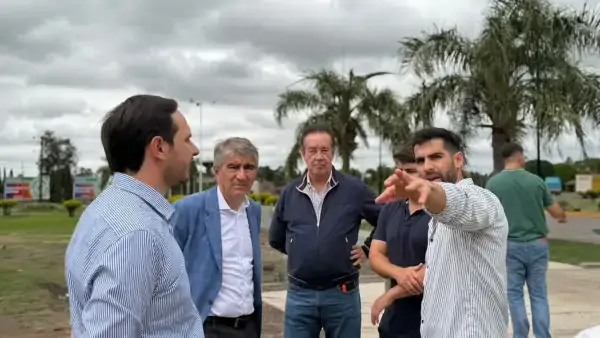 Autoridades municipales y provinciales recorren las obras del nuevo Parque Urbano de Villa Ocampo.