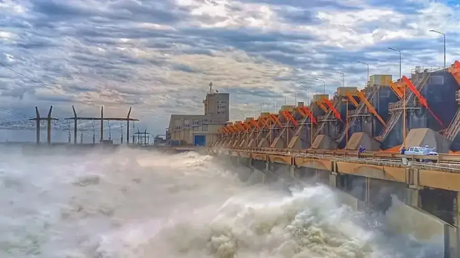 Represa hidroeléctrica de Yacyretá ante el aumento de los caudales del río Paraná.