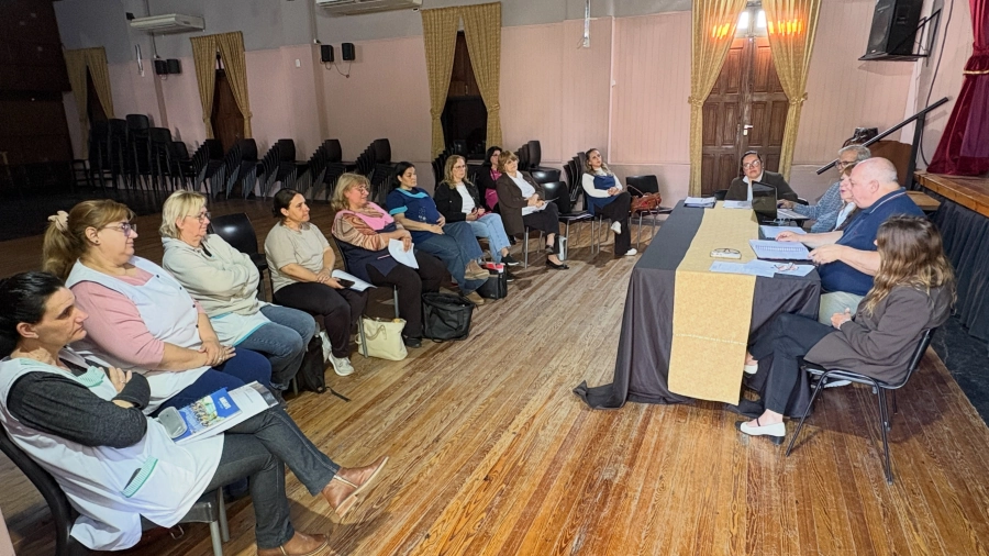 Directivos de escuelas públicas y equipo técnico municipal participaron de la reunión del Fondo de Financiamiento Educativo en Romang.