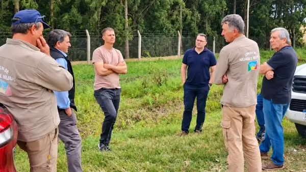 Roberto Giuliani junto a personal de Vialidad y la Comuna en Nicanor Molinas