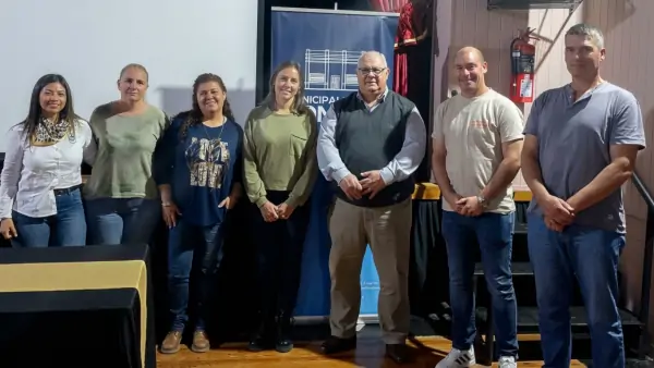 Representantes de Romang, Los Laureles y otras localidades santafesinas durante el encuentro regional sobre gestión de residuos.