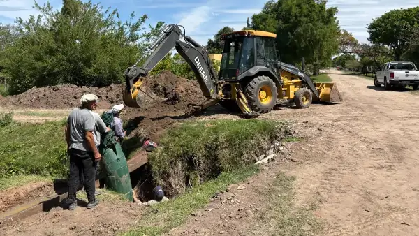 Personal municipal de Romang realiza tareas preventivas y mantenimiento de la infraestructura hídrica.