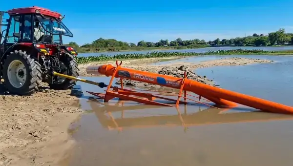 Prueba de funcionamiento de la bomba de extracción de agua recibida por el municipio de Romang en el río.