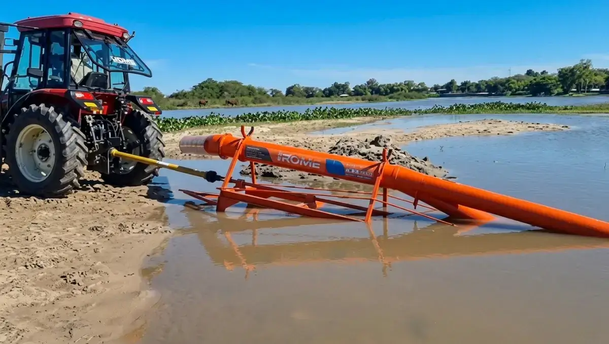 Prueba de funcionamiento de la bomba de extracción de agua recibida por el municipio de Romang en el río.