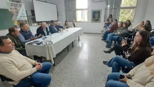 Autoridades educativas y el senador Rodrigo Borla durante la presentación de la Tecnicatura Superior en Administración Rural en la Escuela de Comercio de San Justo.