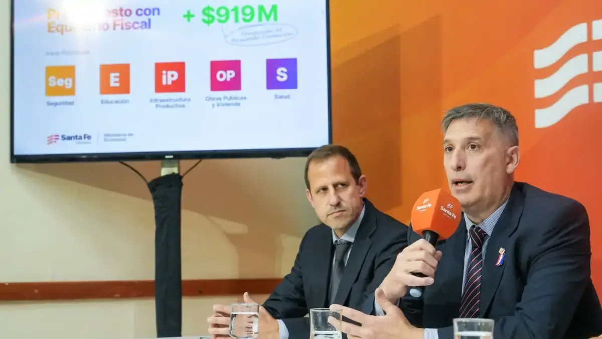 Pablo Olivares y funcionarios provinciales durante la presentación del Presupuesto 2027 de Santa Fe, que incluye el Fondo de Infraestructura Agropecuaria Santafesina.