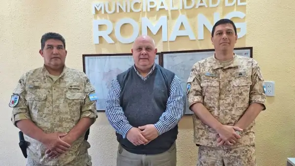 El intendente Sergio Ramseyer junto al prefecto Ignacio Sánchez y personal de Prefectura durante una reunión en Romang para analizar la situación de los ríos ante el fenómeno de El Niño.