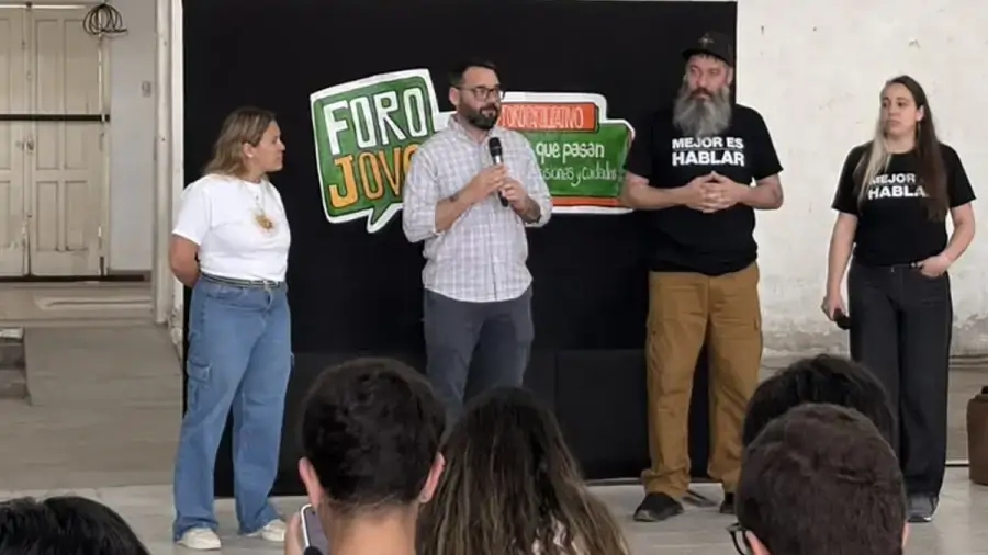 El diputado Sergio Chiqui Rojas comparte su mensaje durante el tercer Foro Participativo Cosas que pasan en Vera.