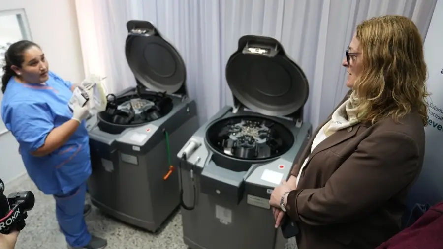 La ministra de Salud Silvia Ciancio durante una recorrida por el Centro Regional de Hemoterapia de Rosario