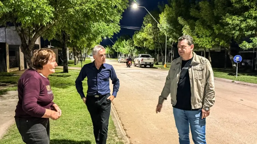 Intendente de Malabrigo Sponton junto a vecinos durante la inauguración de la iluminación LED