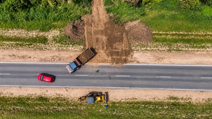 Trabajos de Vialidad Provincial para reconstruir terraplenes y cerrar accesos intervenidos en las defensas costeras de la Ruta Provincial 1, ante una posible crecida del río San Javier.
