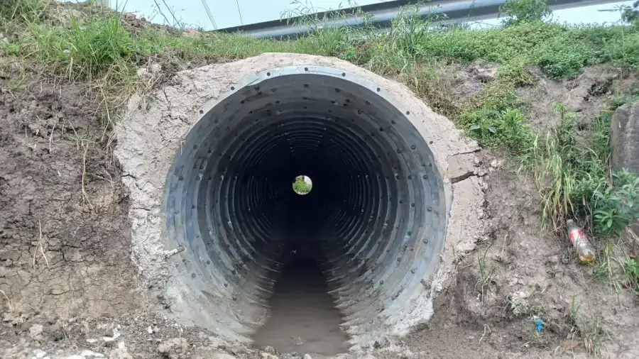 Tubería instalada mediante el sistema túnel liner para evacuar excedentes hídricos en Reconquista.