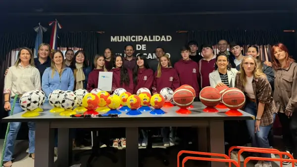 Intendente de Villa Ocampo, Cristian Marega, junto a estudiantes que impulsaron el proyecto Deportes en tu barrio.
