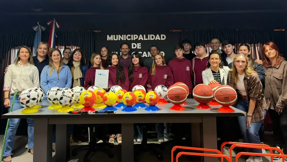 Intendente de Villa Ocampo, Cristian Marega, junto a estudiantes que impulsaron el proyecto Deportes en tu barrio.