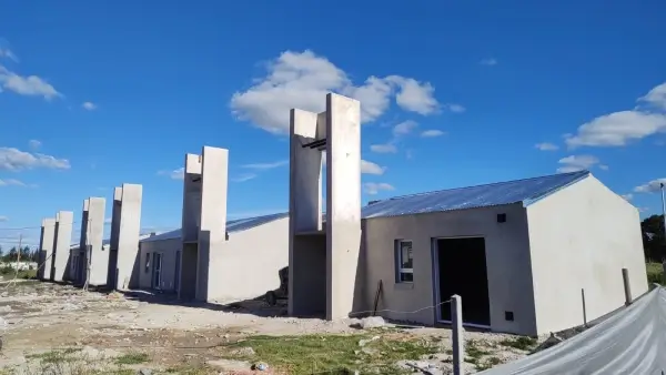 Construcción de viviendas en Lanteri con avance del 64% de la obra habitacional