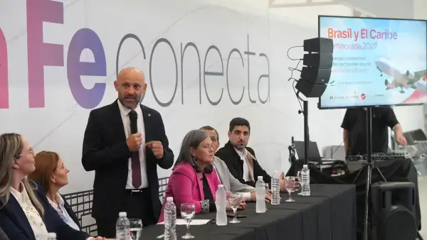 Gustavo Puccini durante la presentación de las nuevas conexiones internacionales desde los aeropuertos de Sauce Viejo y Rosario para el verano 2027.